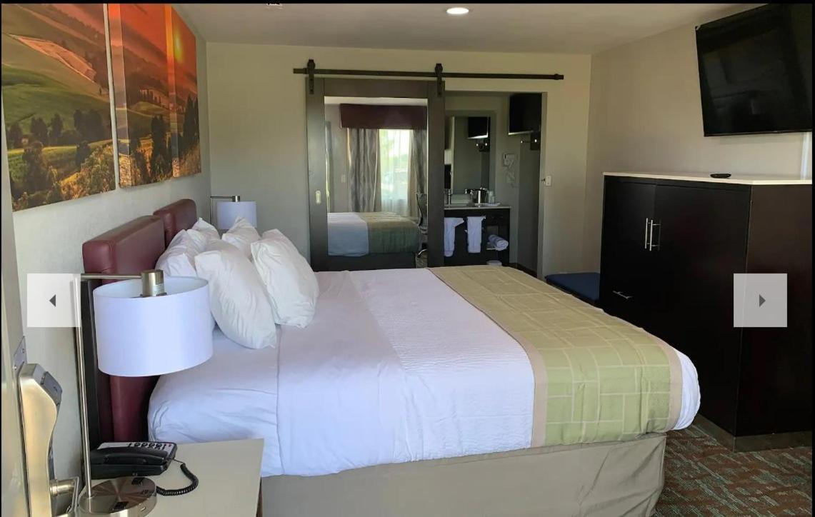 Days Inn By Wyndham Bellville Mansfield Buitenkant foto