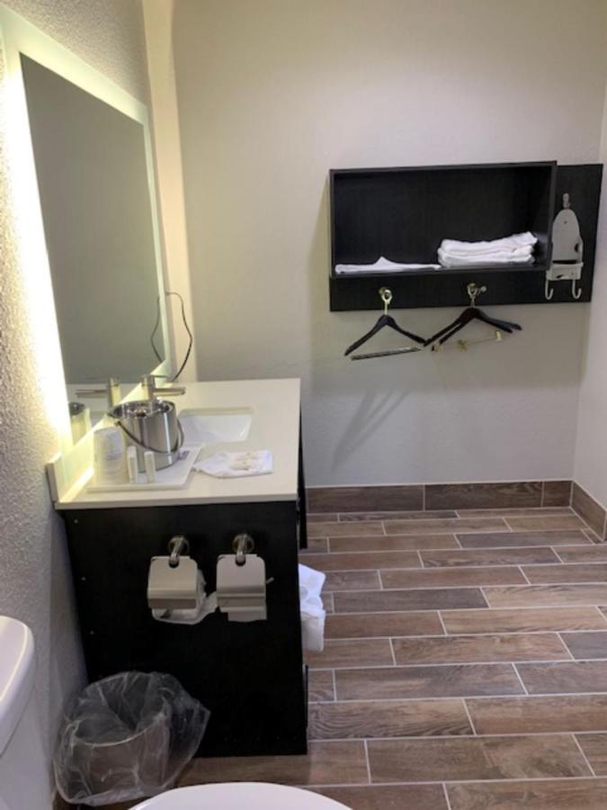 Days Inn By Wyndham Bellville Mansfield Buitenkant foto