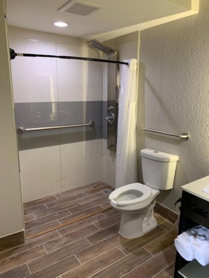 Days Inn By Wyndham Bellville Mansfield Buitenkant foto